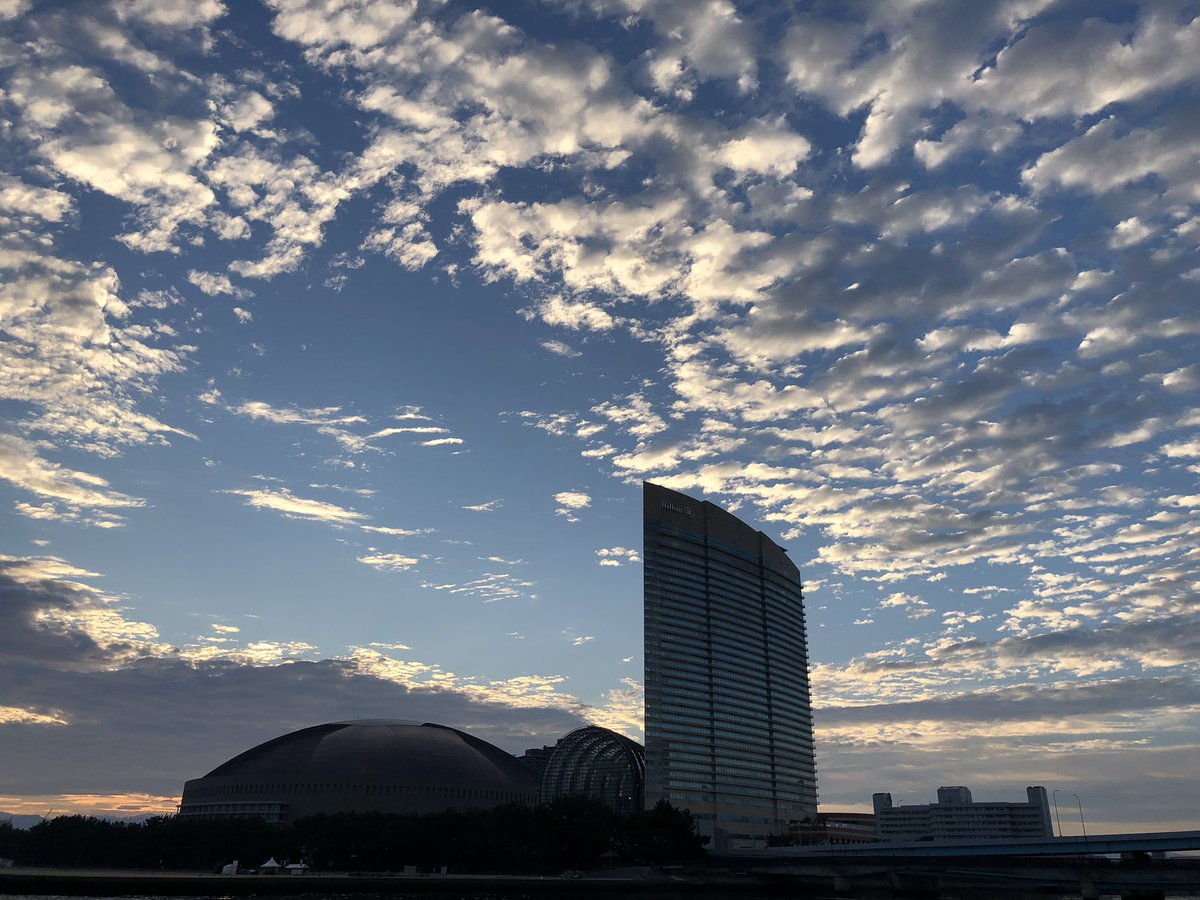 poncyogo's tweet photo. 連休最終日の今日は、早朝の百道浜をお散歩しています。写真は、防波堤から見上げた空。みずほPayPayドーム、ヒルトン福岡、福岡山王病院が写っています📷 https://t.co/YnYunAVpkv