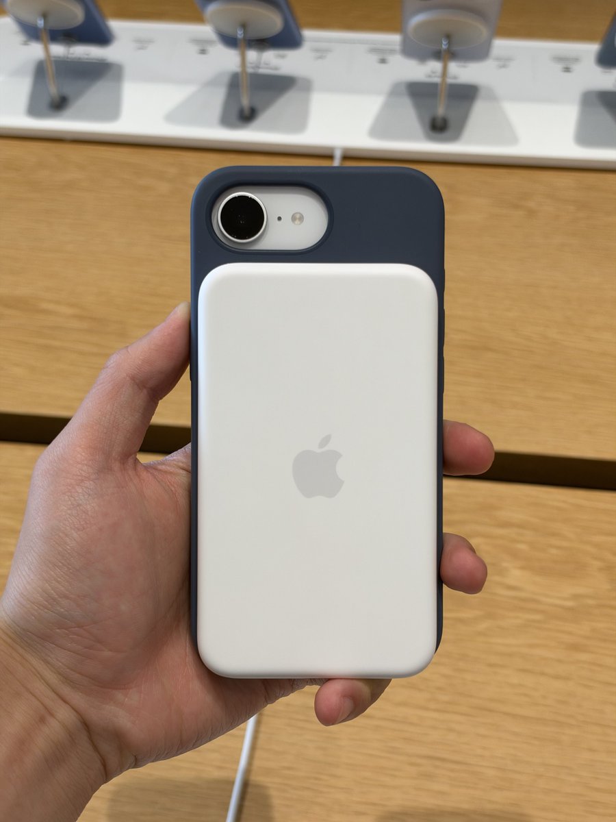 SLKVinyl's tweet photo. Fun fact:

You can use the iPhone Air battery pack on the iPhone 16e/17e https://t.co/HcxsL3YX02