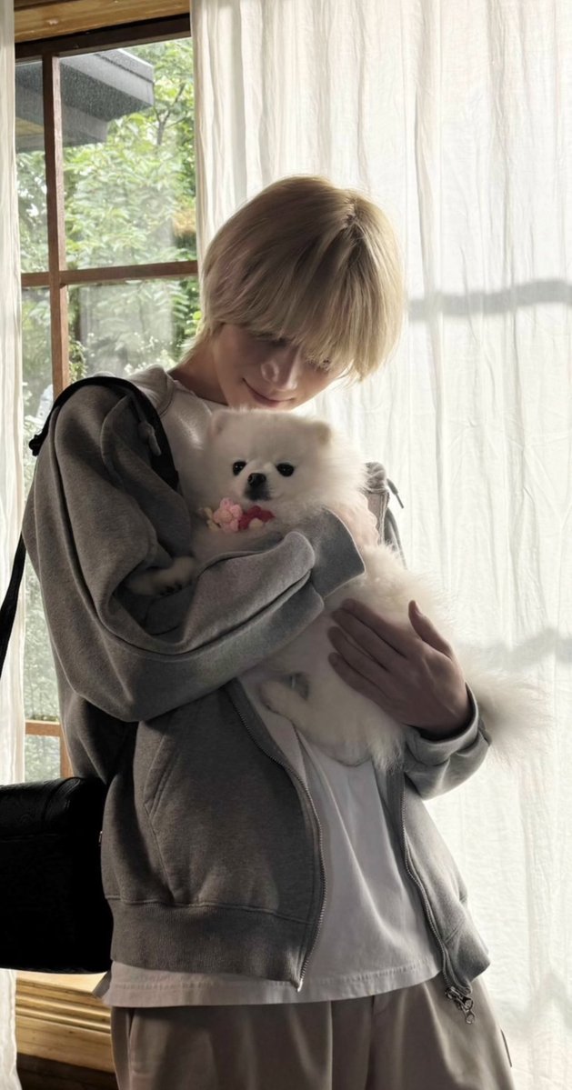 bgmoatxt's tweet photo. 범규 강아지 같애 너 강아지 맞지 https://t.co/REwpHYieMl