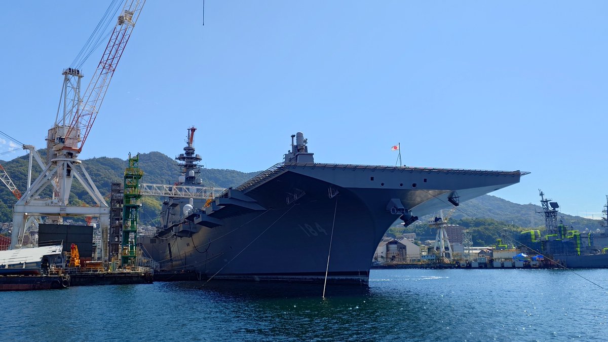 momijikun_shiba's tweet photo. おはようございます☀呉湾艦船めぐりです⚓️

今日も日中は日差しも強くなり少し暑くなりそうですね😅水分補給はシッカリ取って下さいね☆

本日も様々な艦艇が入港中♫護衛艦「かが」はドックで係留中の為、艦首側からシッカリ見れますよ👀✨

夕呉クルーズはお休みです。

#艦船めぐり https://t.co/8LQWA3eZYk