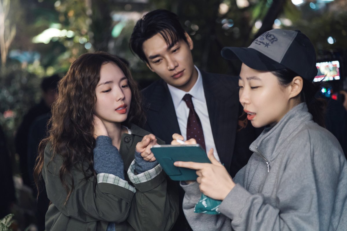 NetflixKR's tweet photo. 방전 걱정 없는(?) 촬영 현장을 공개합니다⚡

충전 빙자 로맨틱 코미디 <나를 충전해줘>, 절찬 스트리밍 중. 오직 넷플릭스에서. https://t.co/pYTL9E8LNU