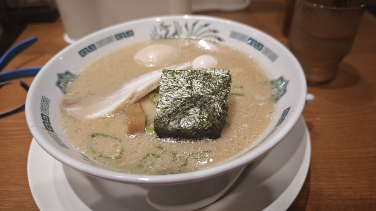 iwboo's tweet photo. 君は神をみぃたかや🫨
日高屋@茅ヶ崎

限定醤油豚骨ラーメンを。豚の甘い香りがもわっ…こりゃ結構濃いとんこつスープですね。しかも塩みが強い。この感じはクリーミー系の家系の味わいに似てますね。結構旨い。麺は中太のちぢれ麺。通常なら豚骨は細麺なんだけど、この太さとモチモチ感は結構斬新○ https://t.co/MkOCGrlhRO