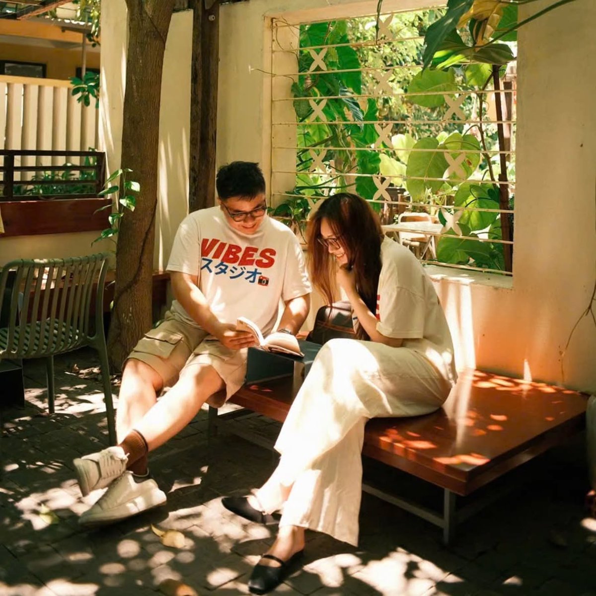 geversy's tweet photo. Nắng Hội An, một quán cà phê nhỏ ẩn mình và những câu chuyện xoay quanh cuốn sách mà hai đứa cùng yêu. https://t.co/MupU6dVwHB