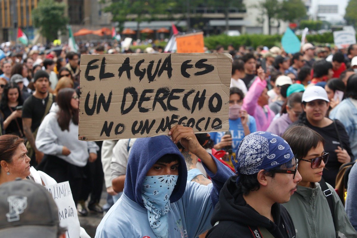 El_Universal_Mx's tweet photo. 🔴 Protestas en Jalisco por la mala calidad del agua 

🚱 Los ciudadanos partieron de la Glorieta Minerva hasta Casa Jalisco para demostrar el descontento ante la situación. 

#FOTOS: Miguel García García | EL UNIVERSAL https://t.co/3famJyMo4Y