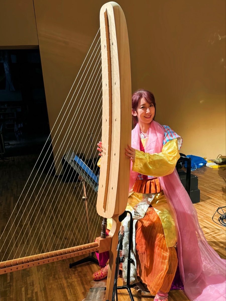 keicocopiano's tweet photo. 奈良時代のハープ🪉
箜篌（くご）奏者、始めました✨

正倉院に残る資料をもとに復元された古代楽器🪉✨
東儀秀樹さんのツアーで演奏させて頂いてます😊 https://t.co/xYCPR6T57U