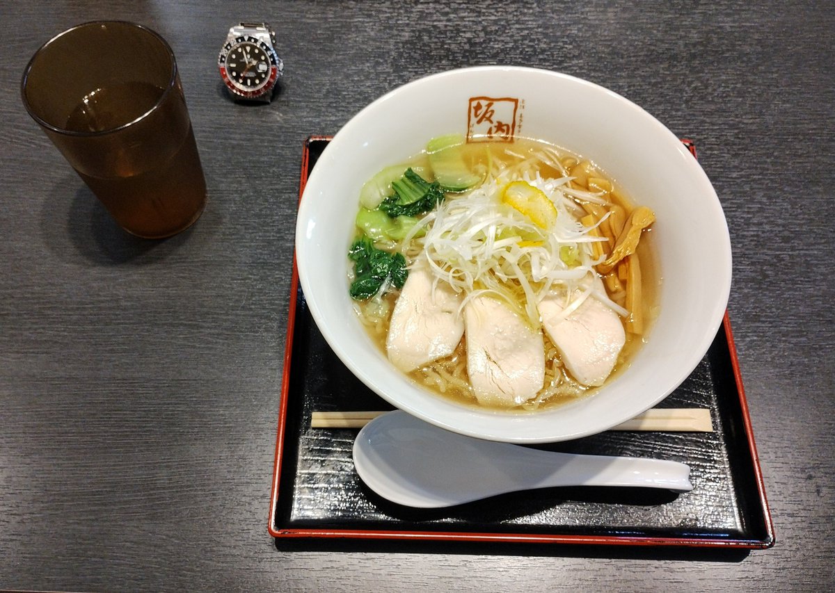 ohkubokz's tweet photo. 喜多方ラーメン坂内
　淡麗鶏塩らーめん　990円(税込 )

ガツンと濃い目の塩スープが旨い
縮れ細麺と柔らか鶏チャーシューもスープと相性抜群でどちらも旨い
あっという間に完食！
お腹いっぱい大満足✨ https://t.co/IYibpADj4O