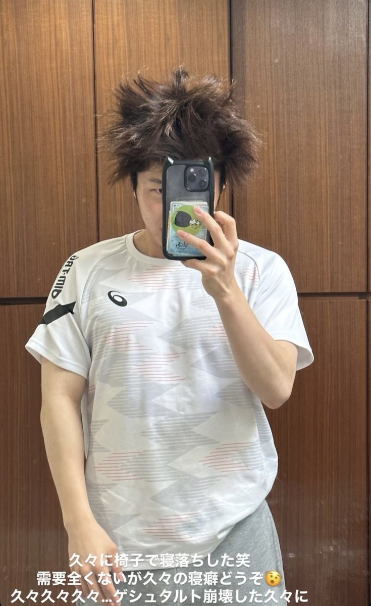 a_com1105's tweet photo. 私の推しの寝癖＆寝癖っぽいのも見てください🦊
負けてないと思います✊🏻➰❗️
（あっちゃんの寝癖シリーズ好きだからまたやって欲しい🥺🧡） https://t.co/rIMIUnzZK4