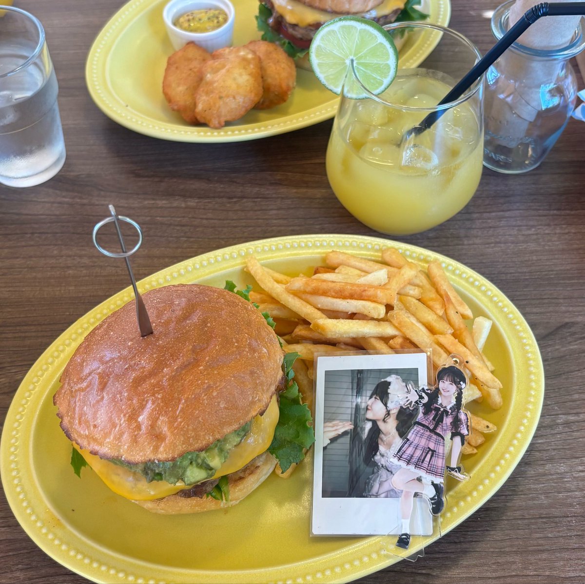 __emimoti_'s tweet photo. カワコレの前にハンバーガーあーん(ˆ˙༥˙ˆ)

 #えみるがみるの https://t.co/IwOog8953i