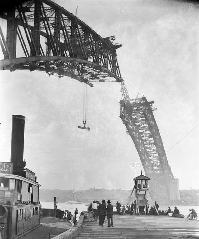 Traderfx10's tweet photo. Sydney Harbour bridge under construction 🇦🇺 https://t.co/yxmpOOOAaI