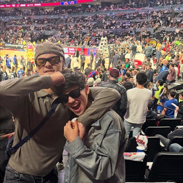 drewvenega's tweet photo. cuando les decían que nunca encajarían juntos por la diferencia de edad, pero ellos desde su debut han sido estos https://t.co/pzXQHkWGRp