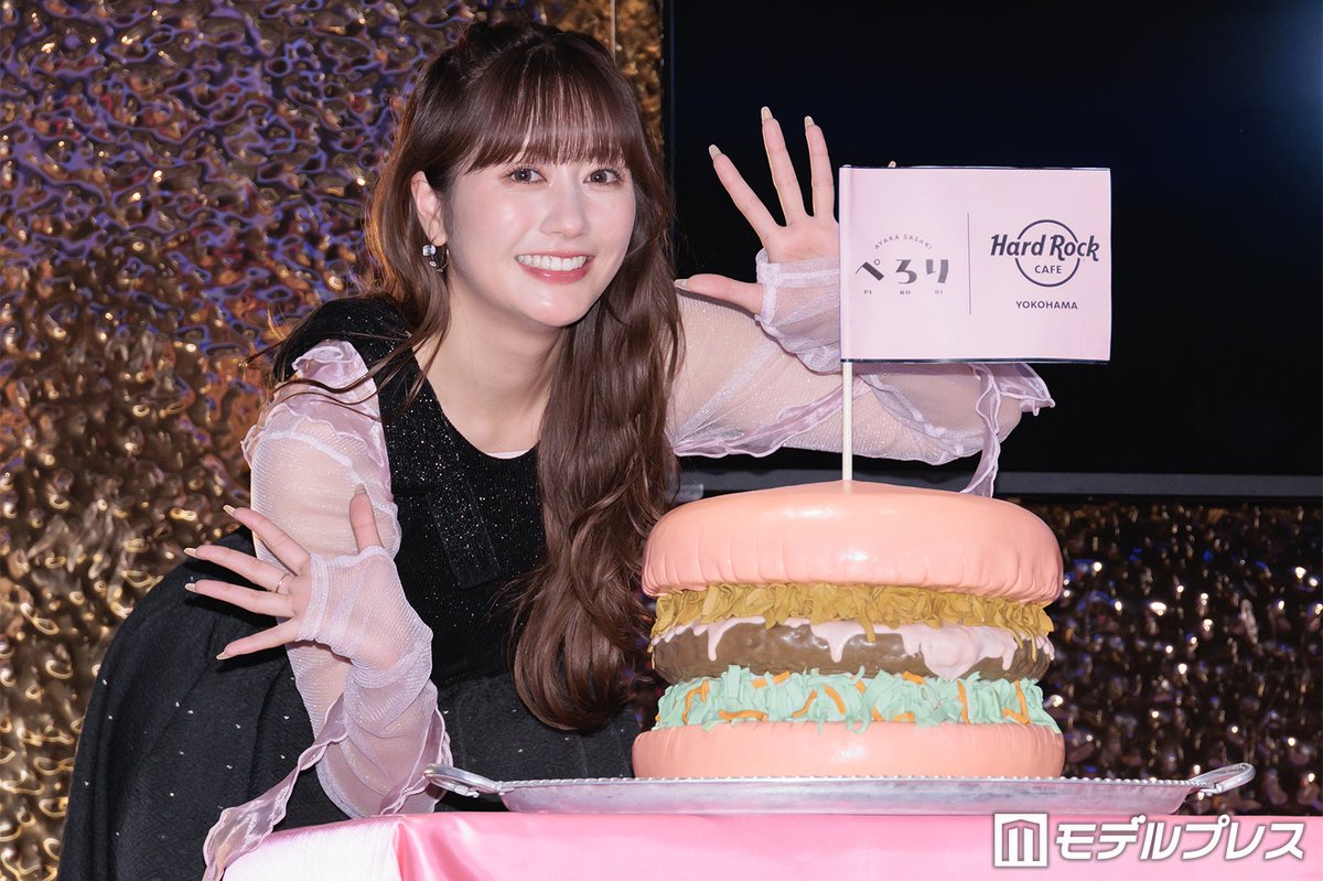 modelpress's tweet photo. ももクロ佐々木彩夏
写真集で“約2万キロカロリー”の爆食💥

「食べすぎですね、完全に（笑）」
https://t.co/y1Jeh076ZV

💓1st写真集「ぺろり」発売記念イベント https://t.co/mKGBjkgLuL