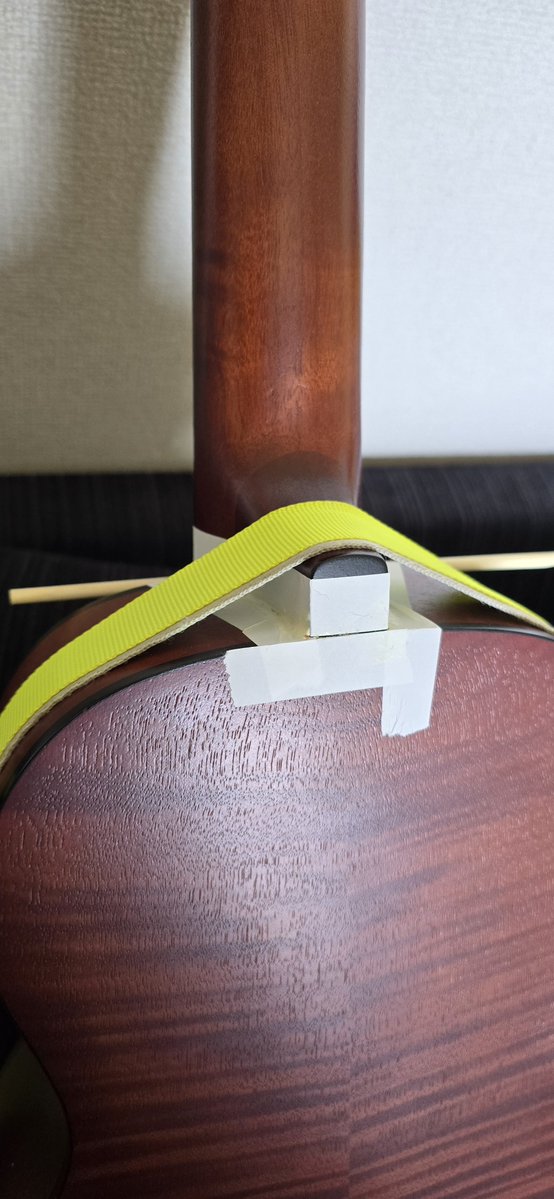 sharknail's tweet photo. 昔、床に置いていてうっかり踏んづけちゃってネックヒールのところで剥がれちゃったウクベを、やっとリペアします。
タイトボンド(🫶)を隙間に流し込み、鉄板とクランプで押さえつけ、壁に立て掛けて気持ち荷重がネックヒール側にかかるようにして、1週間くらい乾燥させてどうなるか様子を見てみます。 https://t.co/XQQycbgat2