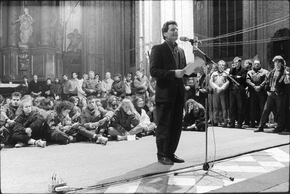 BlomGerd's tweet photo. @Bea08110 #DDR-Jugend-Pfarrer #Gauck!
Einst verhinderte die #FDJ-Sekretärin Angela #Merkel seinen Weg an die Spitze ins #Berlin-Bellevue - ausgerechnet aus seiner Heimat schlug ihm Skepsis entgegen. Warum? https://t.co/mN3PKGz4DW