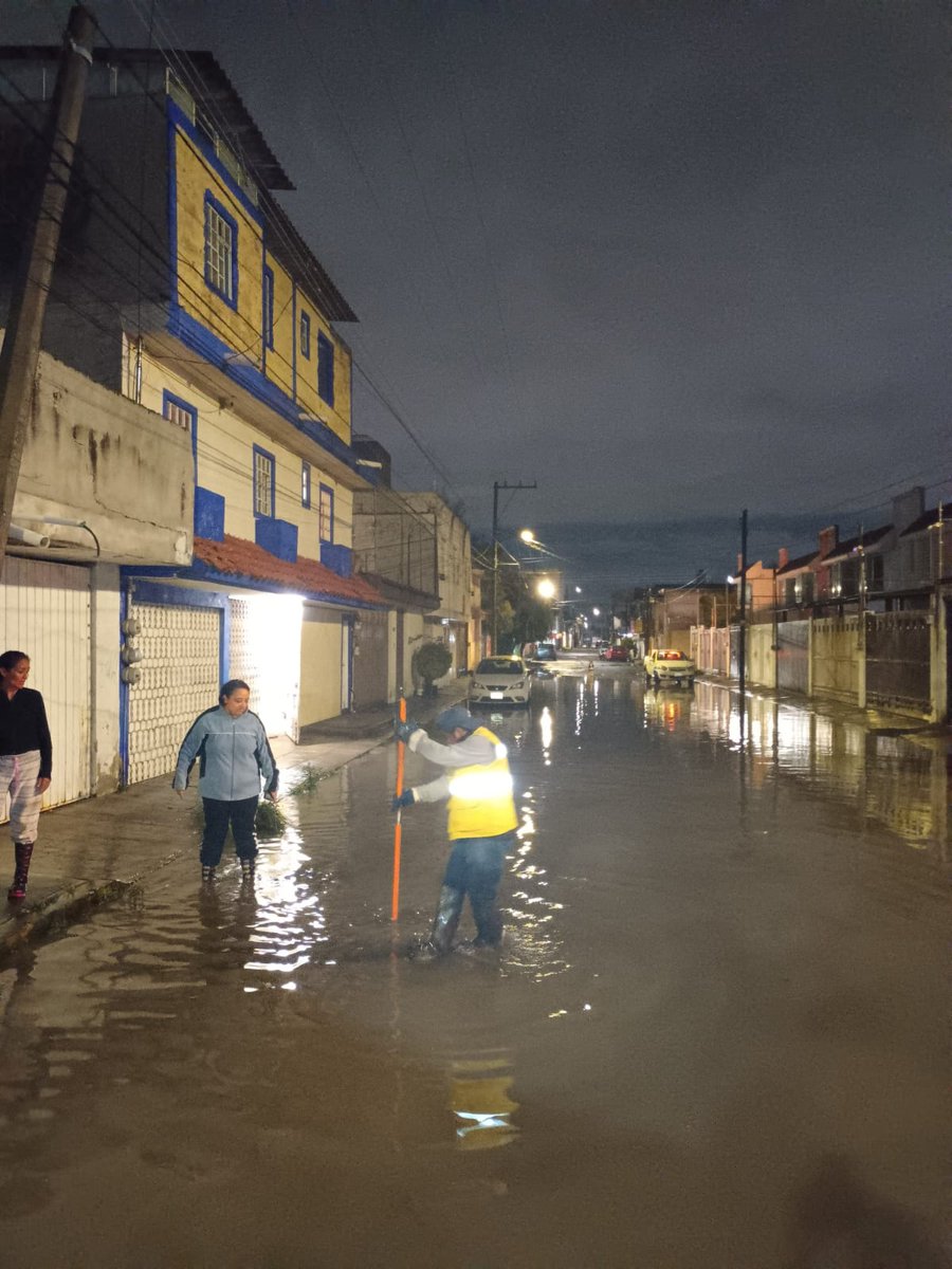 laredcincoradio's tweet photo. 🌧️🚧 || Agua de Puebla atendió 16 puntos de contingencia tras las lluvias registradas la noche del 11 de octubre, con apoyo de tres cuadrillas y cuatro unidades. El 75% de las incidencias correspondió a saturación de la red de drenaje, mientras que el resto se relacionó con acumulación de basura y labores de monitoreo. Entre las zonas atendidas estuvieron la 14 Sur, bulevar Municipio Libre, avenida Las Torres y avenida Nacional.