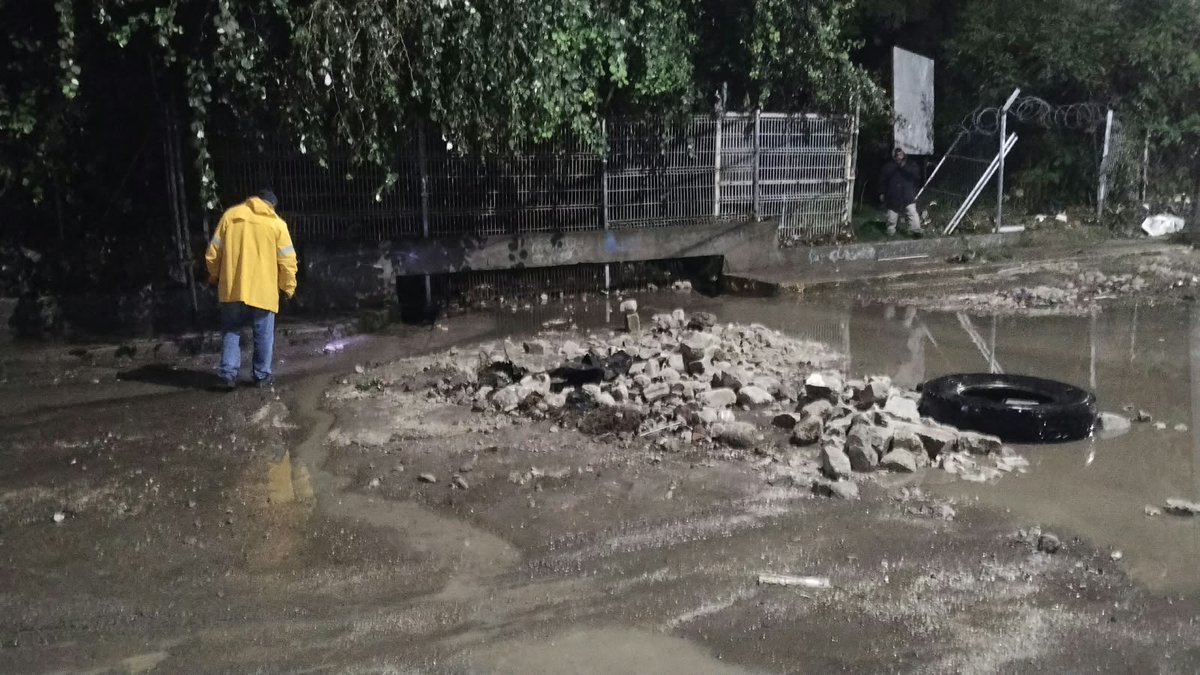laredcincoradio's tweet photo. 🌧️🚧 || Agua de Puebla atendió 16 puntos de contingencia tras las lluvias registradas la noche del 11 de octubre, con apoyo de tres cuadrillas y cuatro unidades. El 75% de las incidencias correspondió a saturación de la red de drenaje, mientras que el resto se relacionó con acumulación de basura y labores de monitoreo. Entre las zonas atendidas estuvieron la 14 Sur, bulevar Municipio Libre, avenida Las Torres y avenida Nacional.