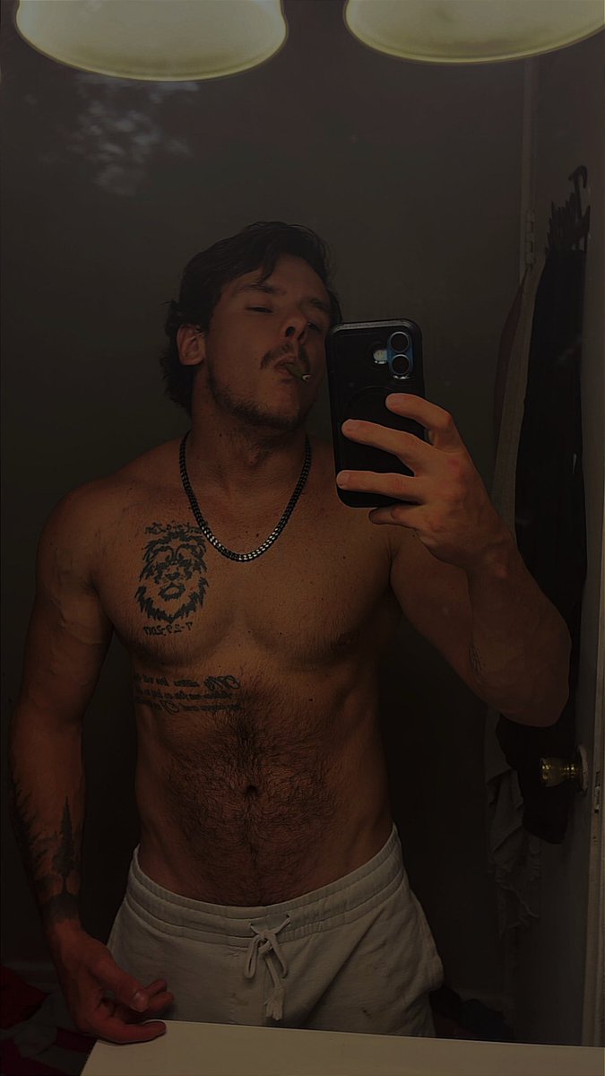 KyleSenkowski07's tweet photo. Where all the thick ass white girls at 😤😂 I appreciate the love from the guys but I’m straight 😅 https://t.co/UXZdp3uD3u