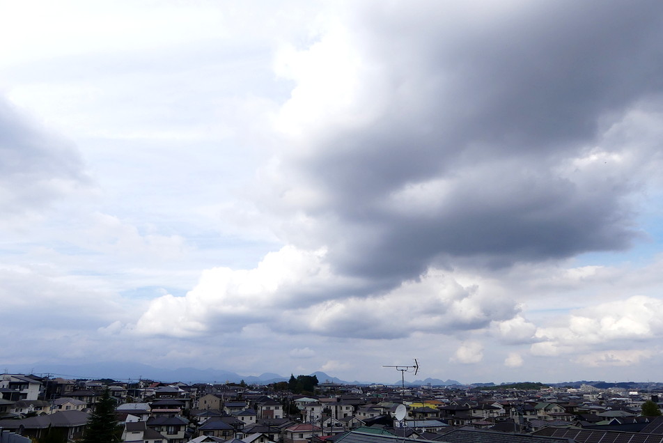lambda1310nm's tweet photo. 仙台市北部 の今日の #イマソラ、今日は曇り空。雲の切れ間から青空が少しのぞく程度です。 https://t.co/WrgTXorCfv