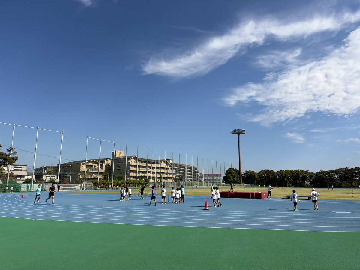 hisatomikato's tweet photo. 体育の日で、運動場トラック無料開放。なかなか休みにトラック練習できないので1キロ4分ペースで2kmを2本。年相応に徐々にタイムを落として行こうと思う。 https://t.co/z0YUc2HZmR