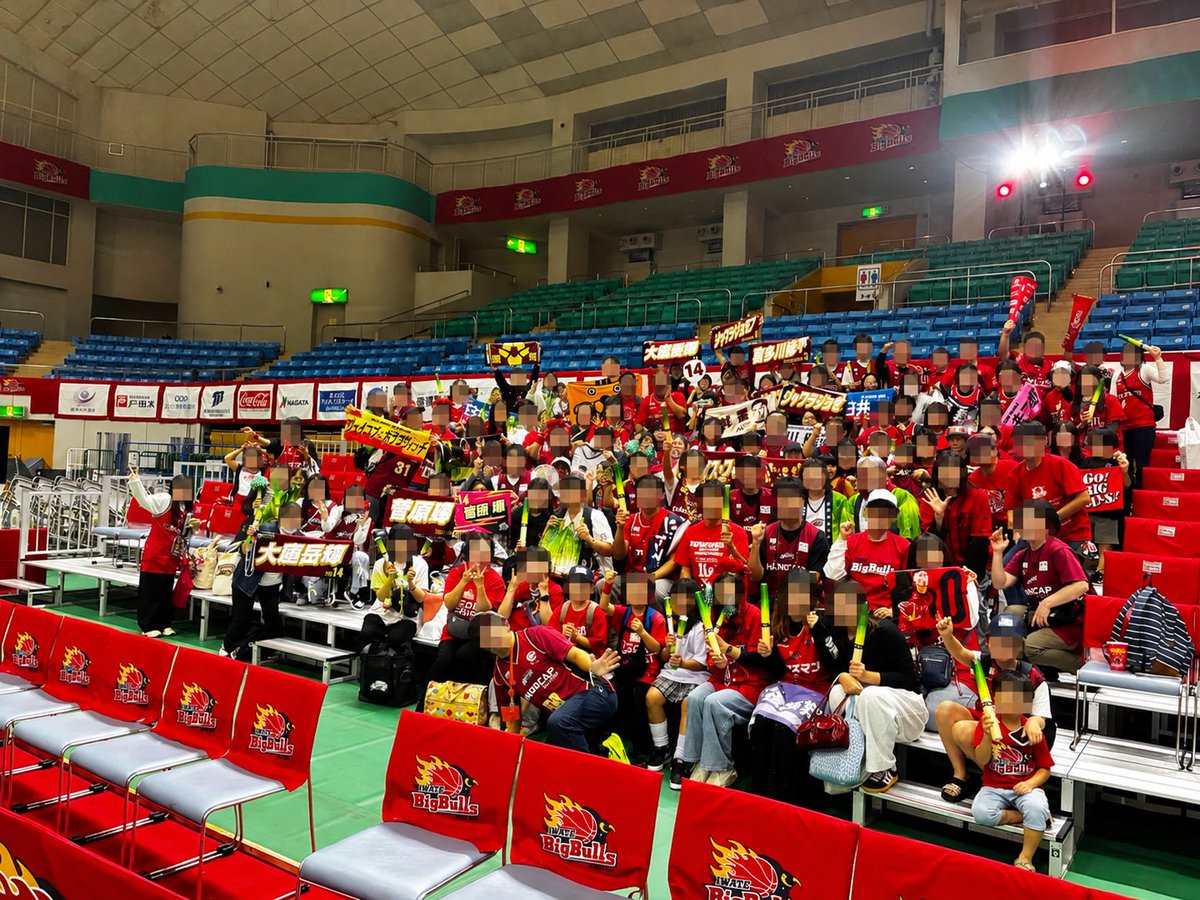 Tea_koba1975's tweet photo. 岩手ブースターの皆さま

昨日までの2連戦！大変お疲れ様でした！

そして「両ブースター集合写真撮影会」に
沢山の岩手ブースターの皆さまにご参加いただき本当にありがとうございました🙏

すぐに撮影場所に駆けつけてくれた方々、
「ほら、こっちおいでよ」と岩手の皆さまで
お声を掛け合って集合いただいた姿をみて
ちょっと僕の涙腺がヤバかったです😭

岩手の方から
お土産もいただき…
ほんと皆さんイイ人すぎです🫶

また次回の対戦が楽しみです🔥
越谷でお待ちしております🤝

ありがとうございました✨

#岩手ビッグブルズ