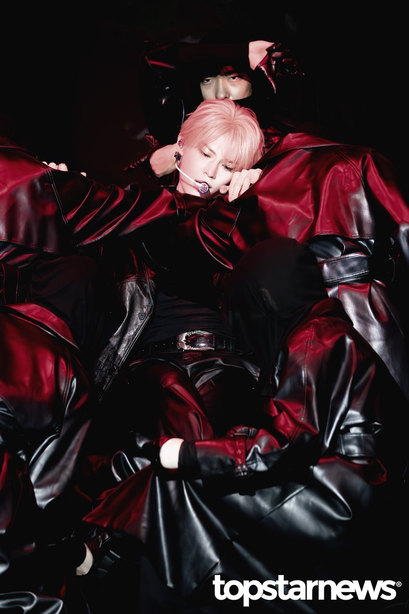 TSN_PHOTO's tweet photo. [HD포토] 성한빈, ‘Throne of Vampire’ (언데드 쇼케이스) #성한빈 #제로베이스원 #ZEROBASEONE #DEADALIVE #UNDEAD #쇼케이스 #프리뷰 https://t.co/4qro5poHtY <- Original Photo https://t.co/zA60aRfCsh