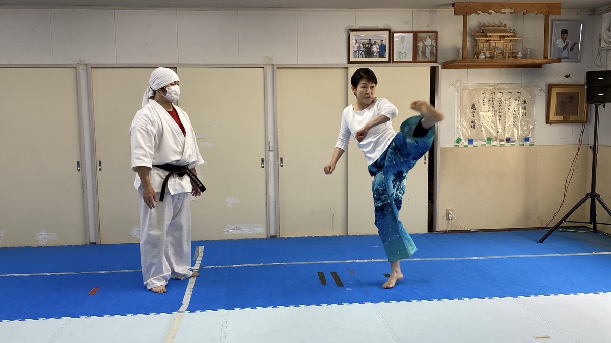 nanafuku55's tweet photo. 空手道場である亀の子道場で、館長さんにちょっと教わってます。回し蹴り合格だそうです。もうすぐ開演です。 https://t.co/GmWxUJpMmC