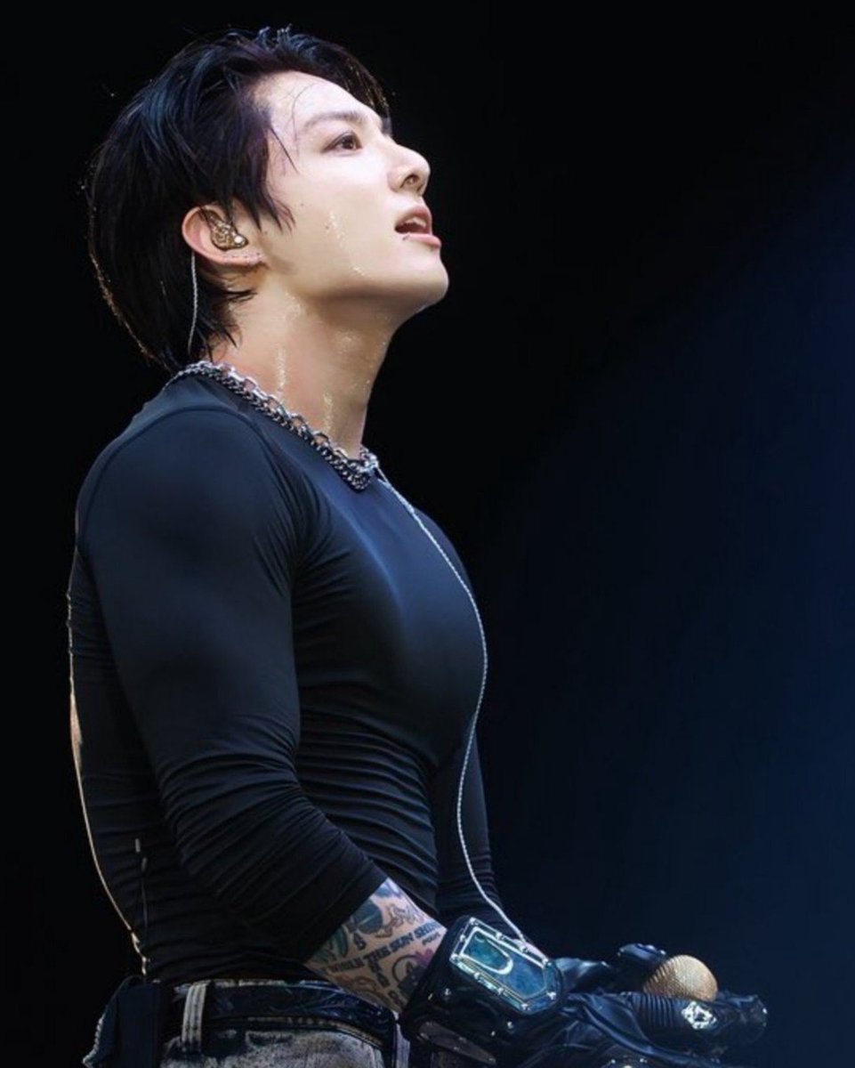 Kookbugs's tweet photo. @JisungH18884 @heavenutss @agorahillsg I’m not going to go around finding a shirtless pic of him
Idc 😭😭 https://t.co/vsg1QPy96m