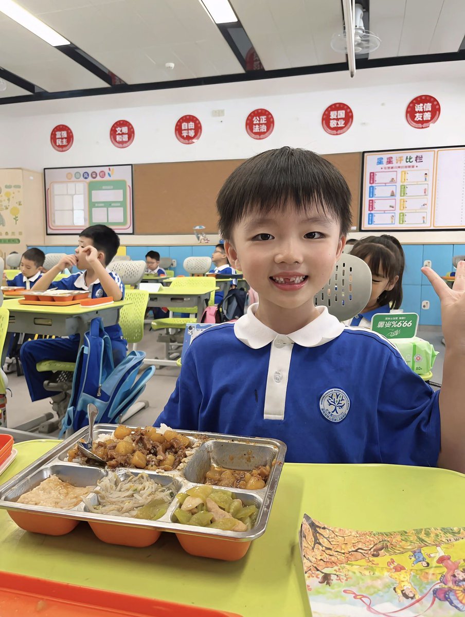 Duncan138934086's tweet photo. @GuiGui155430699 中国小学生餐盘。 https://t.co/abAMUdxgrM