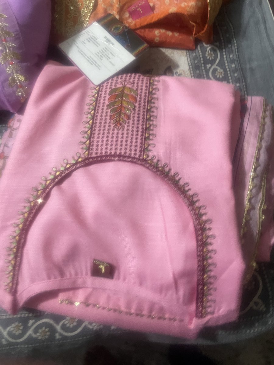 MouryaK7's tweet photo. @AJIOLife ordered few items from @ajio and what I ordered and items that were delivered are different. Pls look into this ASAP, no one on chat responds and unable to connect call https://t.co/itRp4zhDoc