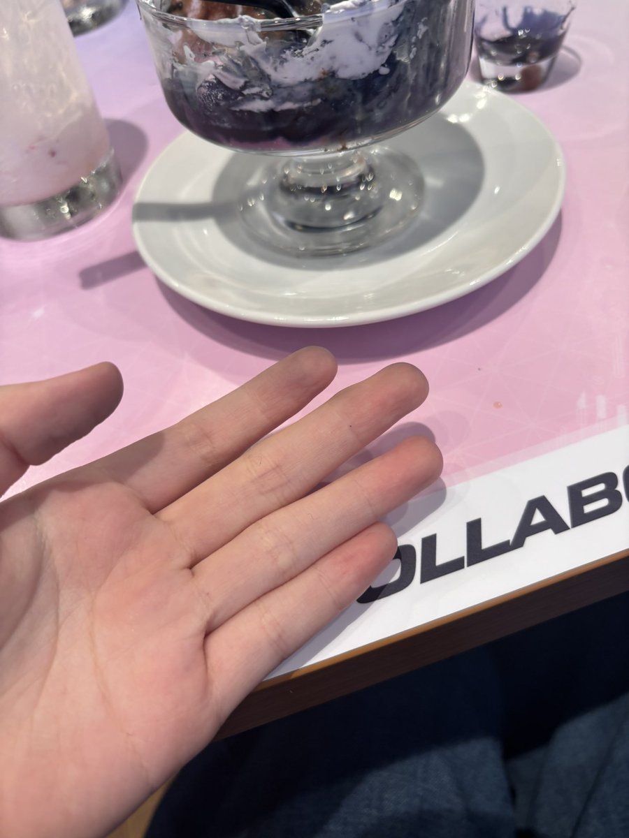 Ataok_tya's tweet photo. 皇城さんの絶望、手に着いたの2回ぐらい手洗いしたのに取れなくて絶望すぎる https://t.co/c3NcZP8zzj