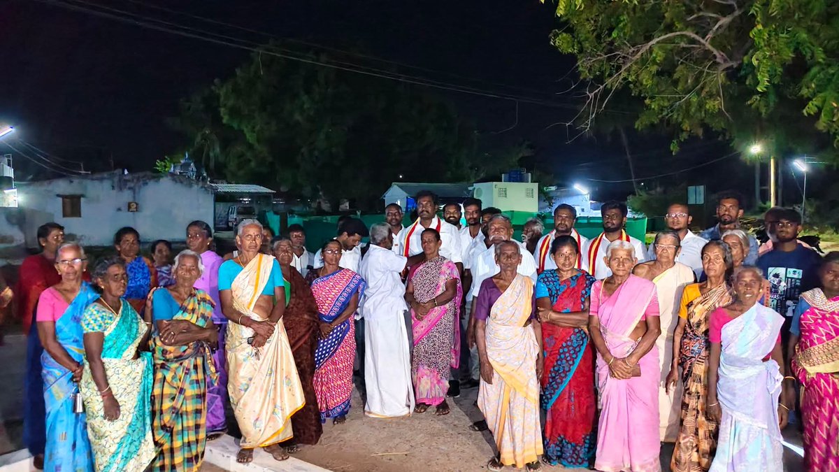 ibuvfc2's tweet photo. நேத்து தாராபுரம் பூத் எண் 319,320
பகுதி மக்களை சந்திச்சு நன்றி 
தெரிவிக்க போயிருந்தோம் 

ஒரே வரில சொல்லனும்னா 
அசுரன் படத்தை நேருல பாத்தமாதிரி
இருந்துச்சு 

அந்த பகுதி மக்கள் கவுண்டர் 
சமுதாயத்துகிட்ட கையேந்தி 
நிக்கிரதையும் விஜய் க்கு 
ஓட்டு போட்டுட்டோம் இனி நம்மள
என்ன பன்ன போறாங்கன்ற 
பயத்தையும் பாத்தேன் 💔 

தவெக வுக்கு ஆதரவா பூத் ல உக்காந்த 
ஒரே காரணத்துக்காக வாடகை வீட்ல
இருந்த ஒரு குடும்பத்தை அதிமுக 
பெரிய தலக்கட்டுகள் எல்லாம் சேந்து 
நீ இந்த ஊருல இருக்க கூடாதுனு
சொல்லி வீட்ட காலி பன்ன 
சொல்லிட்டாங்க  💔

அதும் தவெக ஜெயிச்ச அடுத்த நாளே 

ஒவொரு கிராமத்துக்கும் கொறஞ்சது
5கிலோமீட்டர் தூரம் இருக்கும் அங்க 
இருக்க மக்கள்லாம் எப்படி வாழுறாங்கனு 
தெரியல ஒருமாதிரி கஷ்டமாகிருச்சு 💔

@CMOTamilnadu @TVKVijayHQ உங்களை நம்பி ஓட்டு போட்டவங்களுக்கு உங்க கூடவே நின்னவங்களுக்கு ஏதாச்சும் பண்ணுங்க அண்ணா