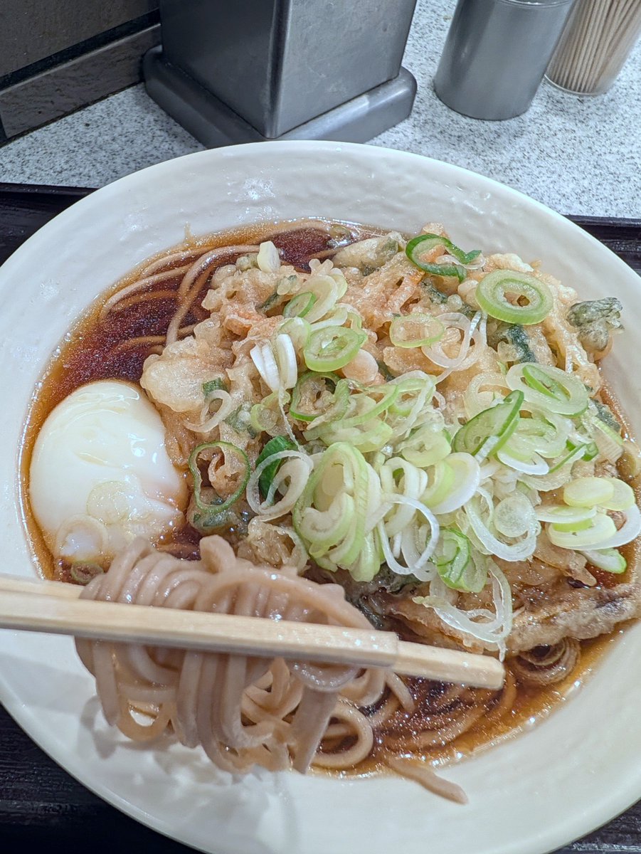 mlynx9954's tweet photo. そば処かめや 新橋店@ 港区新橋3丁目

天玉そば（温泉たまご）
久方ぶりです  ごちそうさまでした！

#立ち食いそば #かめや #新橋 https://t.co/NHOrvnJlEg