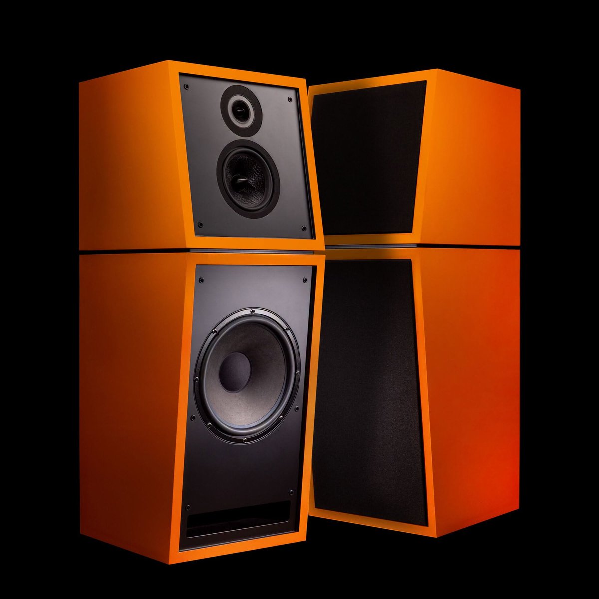 AudioVideoWars's tweet photo. Polska premiera: Davis Acoustics Renoir Evolution u DNA Audio. Skuteczność 94 dB, 31-centymetrowy woofer i blisko 100 kg na kolumnę. Zagrają nawet z kilkuwatową lampą na 300B. 🔊

📍 Radisson Blu Sobieski, Galeria III. 23-25.10
🎫 https://t.co/PWsDDSIPSe
#AudioVideoShow https://t.co/EkxDoBOLHG
