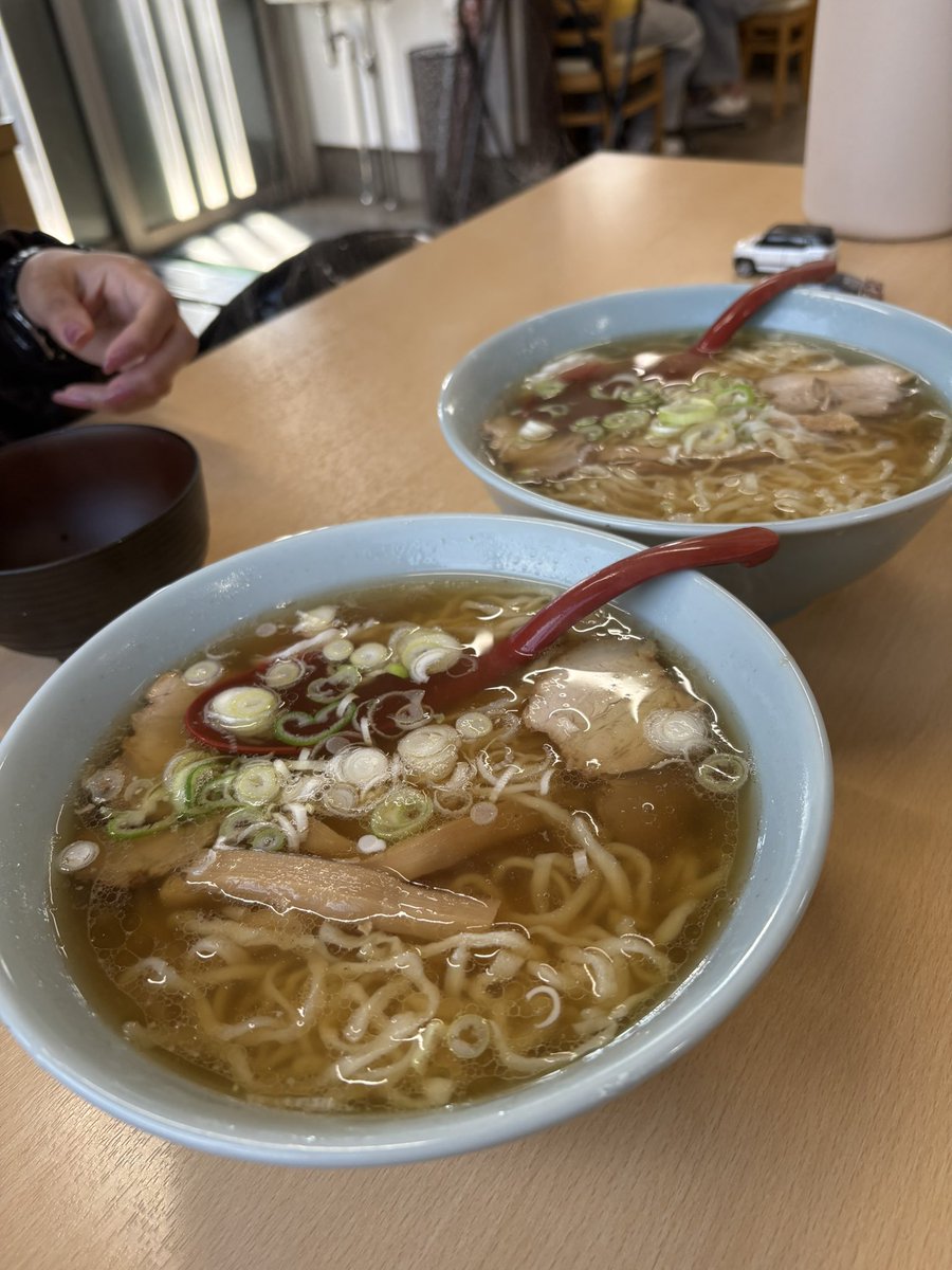 fate3256's tweet photo. 素晴らしい👏✨
佐野ラーメン「俵屋」素晴らしい👏✨
この後デケェ餃子も5個来たからもうお腹パンパン丸🍜 https://t.co/ZmDGrjz2tQ