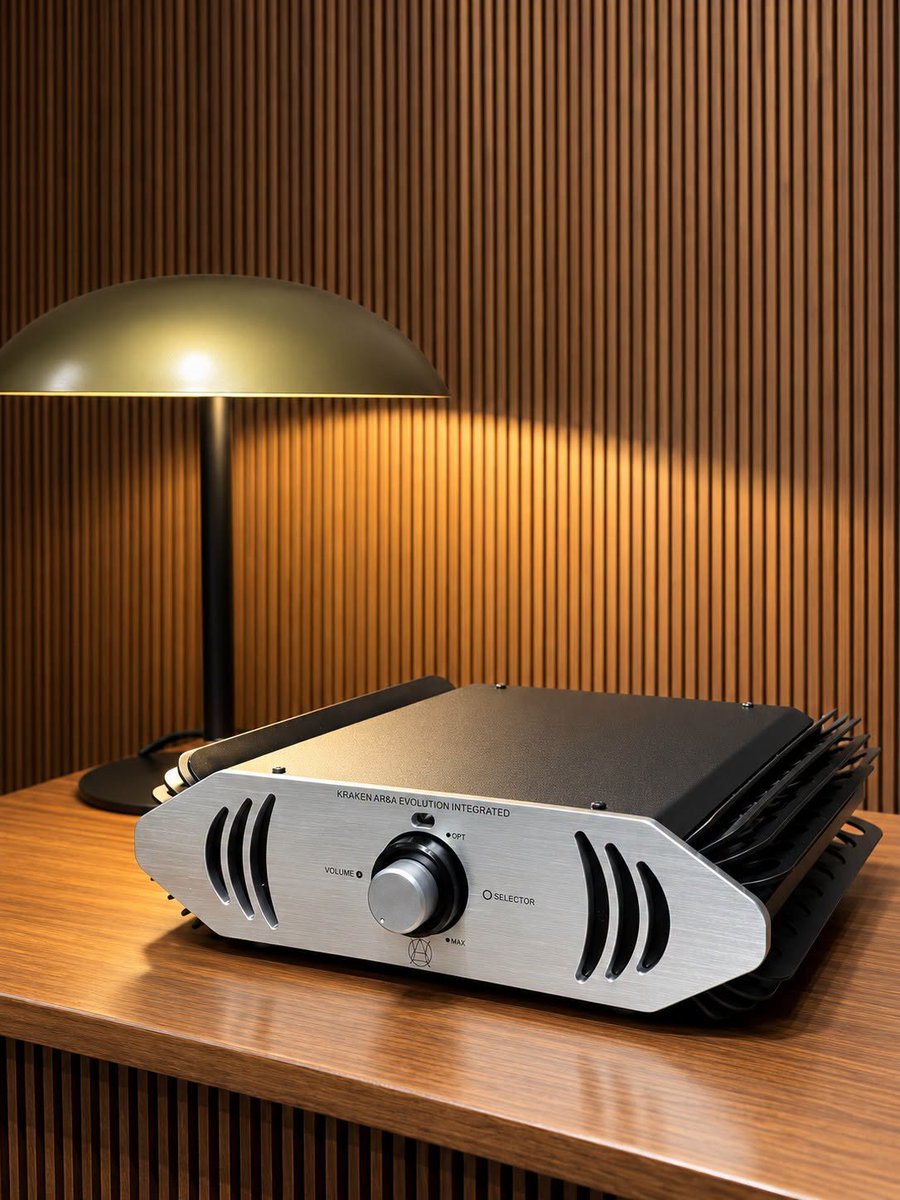 AudioVideoWars's tweet photo. Legenda powraca. Audio Resurgence Kraken AR6A Evolution to współczesna interpretacja wzmacniacza, który zapisał się w historii audio. Na AVS 2026 poznacie go bliżej dzięki AudioPhase. 🐙

📍 Radisson Blu Sobieski. 23-25.10
🎫 https://t.co/PWsDDSIPSe
#AudioVideoShow https://t.co/OGhumBbxD7