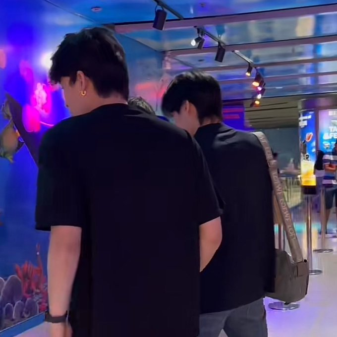 phuwin_handle's tweet photo. ocean world date  𓏲๋࣭࣪˖🪼.ᐟ https://t.co/bv22DH8q4d