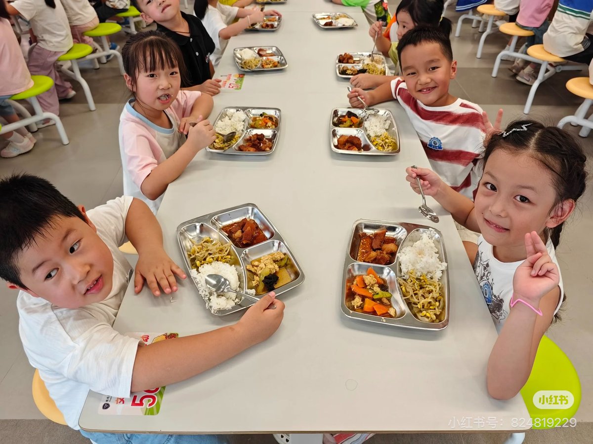 Duncan138934086's tweet photo. @irumakyusyoku 希望日本尽快整改让孩子吃饱饭，日本学者所谓的营养过剩根本不存在，中国不会考虑到这些吗？而且小孩子正在长身体，如果吃多了他们自己就不吃了啊，如果孩子说饿肯定就是吃不饱。 https://t.co/ydZhtjSg7X
