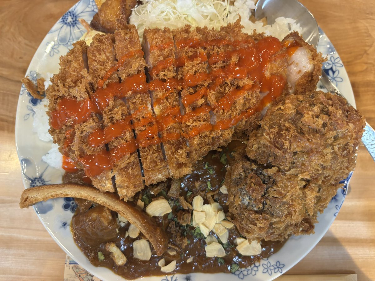 orehauragiranai's tweet photo. 吉平TONKATSUのリリーカレーで、ロース100 なす素揚げ しいたけ シラチャーソースだよ。100の脂の多い方だよ。ピリ辛なソースでまた違った楽しみ方だよ✨
＃築地 ＃とんかつ ＃カツカレー ＃SRIRACHA https://t.co/q7GpjuJ5bU