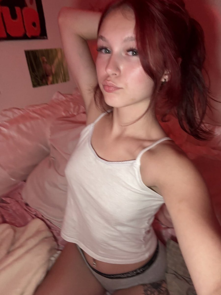MabelsMuse's tweet photo. i wasn_t going anywhere, wasn_t doing anything… just looking cute in my own little world. what would u name this mood_ https://t.co/Fm5eWAJqjE