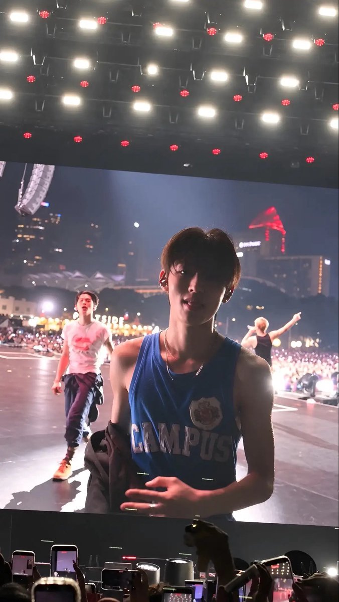 eomseaniee's tweet photo. big screen was made for seonghyeon https://t.co/eMlzHTKl8w