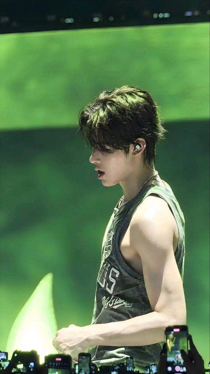 eomseaniee's tweet photo. big screen was made for seonghyeon https://t.co/eMlzHTKl8w