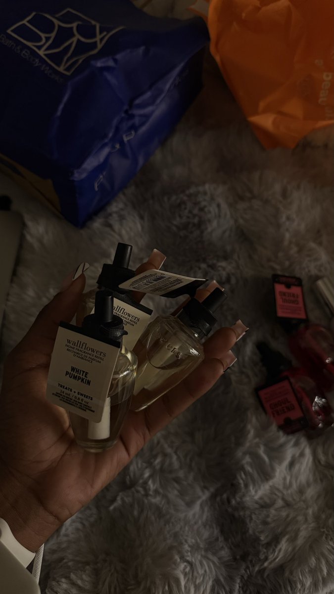 prncessluvv's tweet photo. I love fall but i truly cannot wait for Christmas scents and everything just smells sweet https://t.co/hJIbbQdVMG