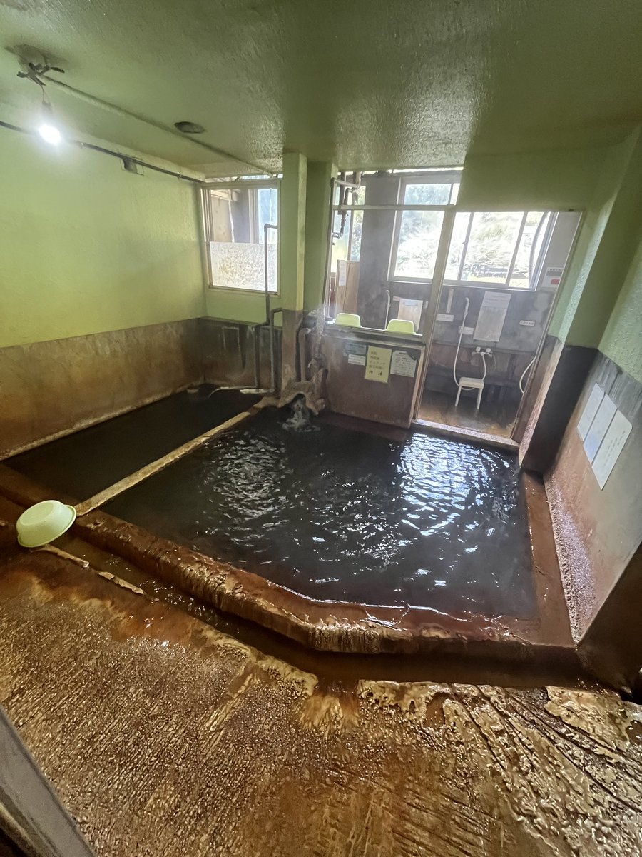 hotspringsrec's tweet photo. 妙見温泉に点在する中の川沿いの宿
純温泉に選ばれています
内湯の湯口周りはイカつい析出物
川が望めるロケーションの良い露天風呂
水風呂と打たせ湯とバラエティに富む
温まりが良い温泉でした https://t.co/FwZW9iIClk