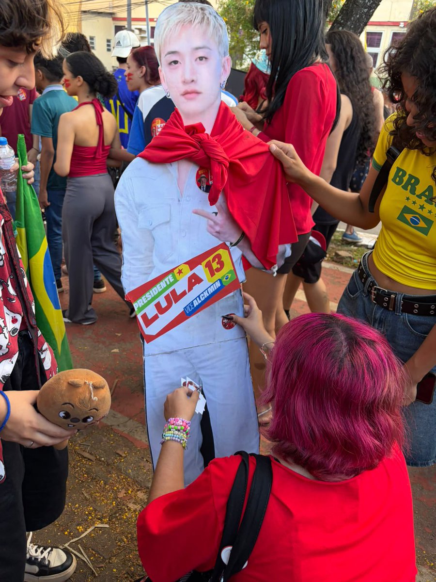 nanatacansado's tweet photo. POIS EU BATIZEI O BANGCHAN DE GOIANIA COM UM ADESIVO DELE MESMO STAYS COM LULA CARAIIIIII
#StaysComLula https://t.co/ZyqEK2Biqa