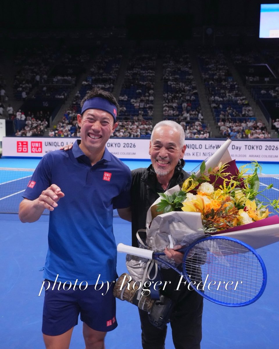 seiadoumogera's tweet photo. Kei with a familiar tennis photographer Hiroshi Sato who has taken his photos for a long time. It's Roger Federer who took the pic! 😊 https://t.co/utG1ZEVk9E