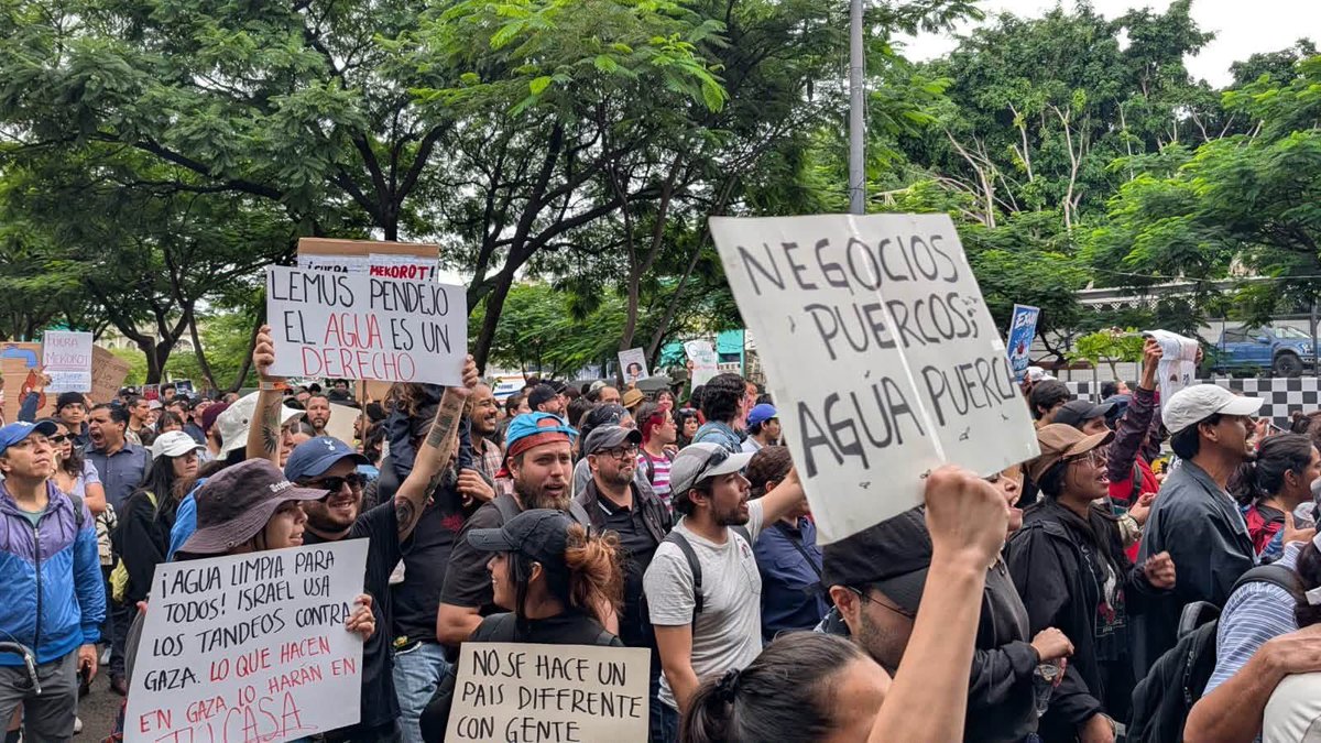 NachoRgz's tweet photo. Un total DESASTRE lo de Jalisco con una represión surrealista, tirándole agua puerca a ciudadanos manifestándose por el agua puerca. Muy preocupante las DOCENAS de desaparecidos. Y el silencio CÓMPLICE de la prensa chayotera es ENSORDECEDOR. Contrarios a las marchas en CDMX, aquí no hubo NINGÚN reportero del Reforma, Milenio o El Universal ni tampoco cobertura en vivo de Televisa o Azteca. Por eso todavía no logró entender cómo pueden seguir pagándole tanto chayo a esta prensa que SOLO COBRA POR GOLPEAR