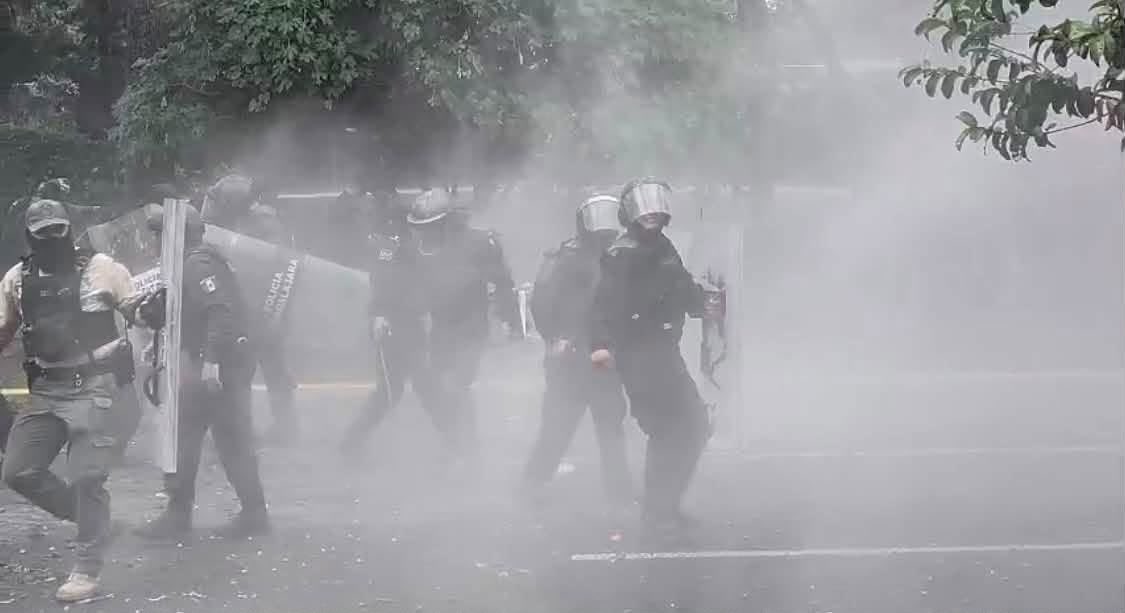 NachoRgz's tweet photo. Un total DESASTRE lo de Jalisco con una represión surrealista, tirándole agua puerca a ciudadanos manifestándose por el agua puerca. Muy preocupante las DOCENAS de desaparecidos. Y el silencio CÓMPLICE de la prensa chayotera es ENSORDECEDOR. Contrarios a las marchas en CDMX, aquí no hubo NINGÚN reportero del Reforma, Milenio o El Universal ni tampoco cobertura en vivo de Televisa o Azteca. Por eso todavía no logró entender cómo pueden seguir pagándole tanto chayo a esta prensa que SOLO COBRA POR GOLPEAR