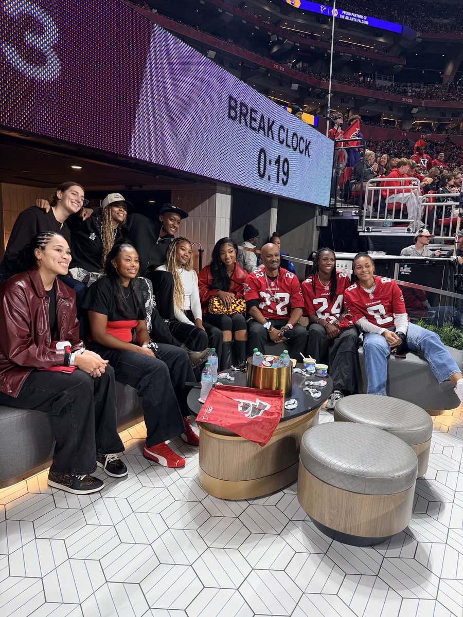 AtlantaDream's tweet photo. Your Atlanta Dream are visiting the home squad for a little Sunday Night Football 🅰️ #RiseUp https://t.co/3pOyqhJ9E1