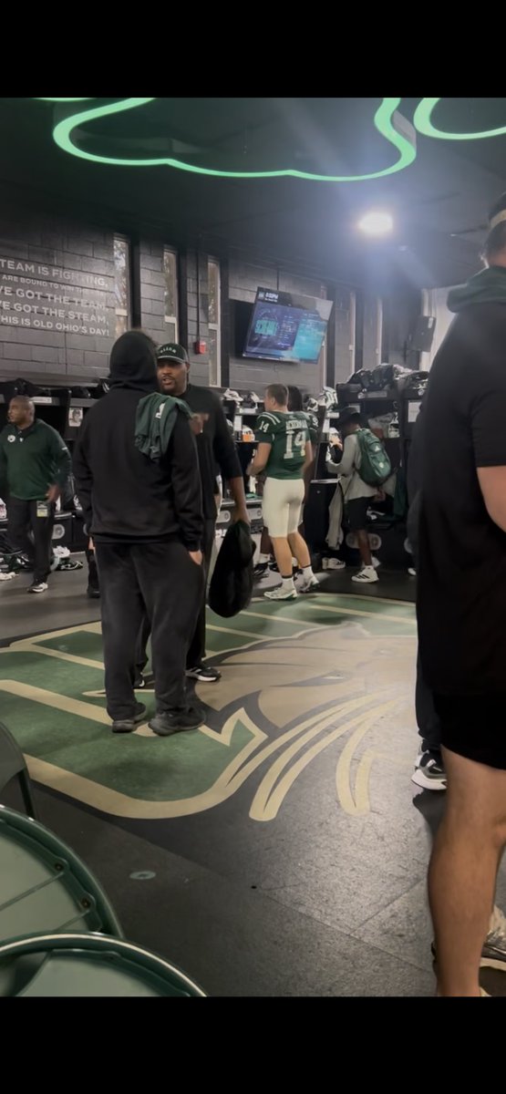 LB_Brown54's tweet photo. Thanks @OhioFootball for a great game day visit! Thank you @TREMAYNE_SCOTT for taking the time to speak to me.
@chiphare @TylerStevens94 @Bryan_Ault @JaredLuginbill @AllenTrieu @TheUCReport @YappiFootball @TomLoy247 @ChadSimmons_ @MSR_Ohio https://t.co/4tP0fZdMIZ