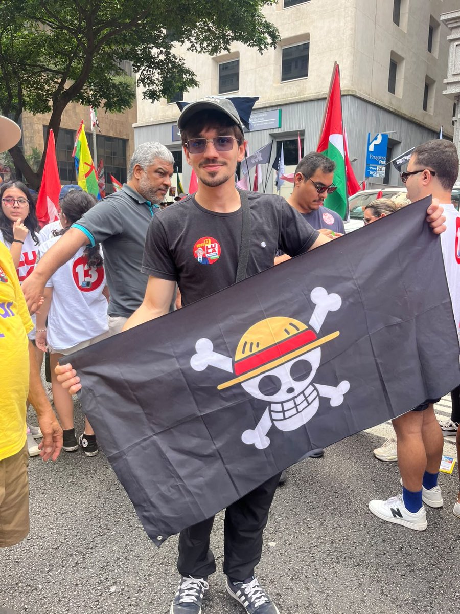 vitormarxciel's tweet photo. Por um mundo onde amigos comam a vontade 👒🏴‍☠️ https://t.co/Tn63R0lo5K