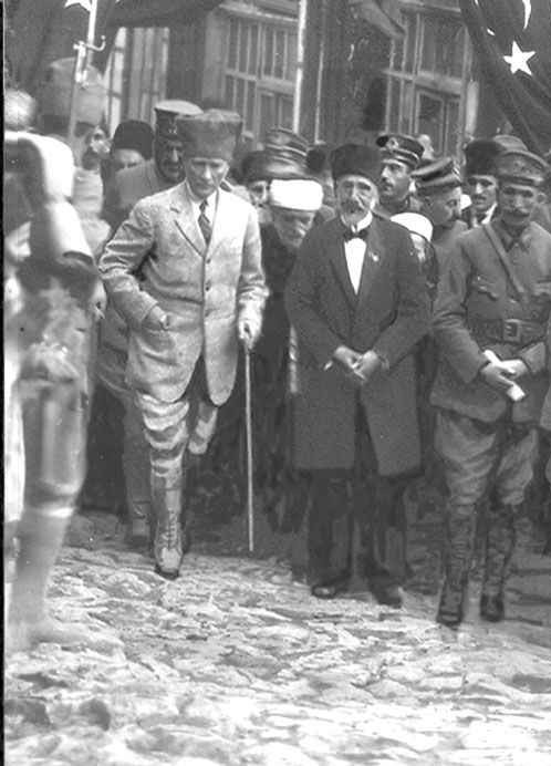 kronikkdokuman's tweet photo. Reisicumhur Gazi Mustafa Kemal Paşa, Şebinkarahisar'da. (12 Ekim 1924) https://t.co/9JHCDKdRfa